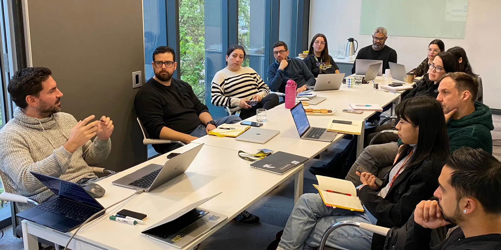 Logos de Revenue Hub Latam y 2brains simbolizando una alianza estratégica para potenciar la arquitectura de datos y Revenue O