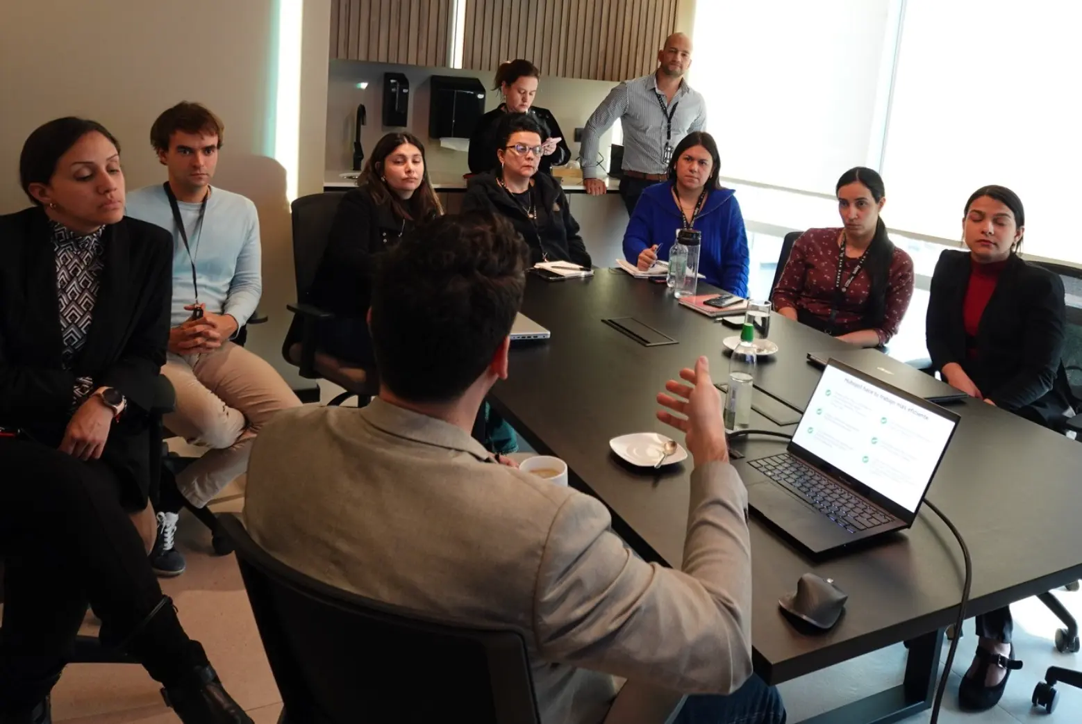 Representación visual de la alianza entre Revenue Hub Latam y Clínica Lo Arcaya, optimizando la gestión de datos en salud est