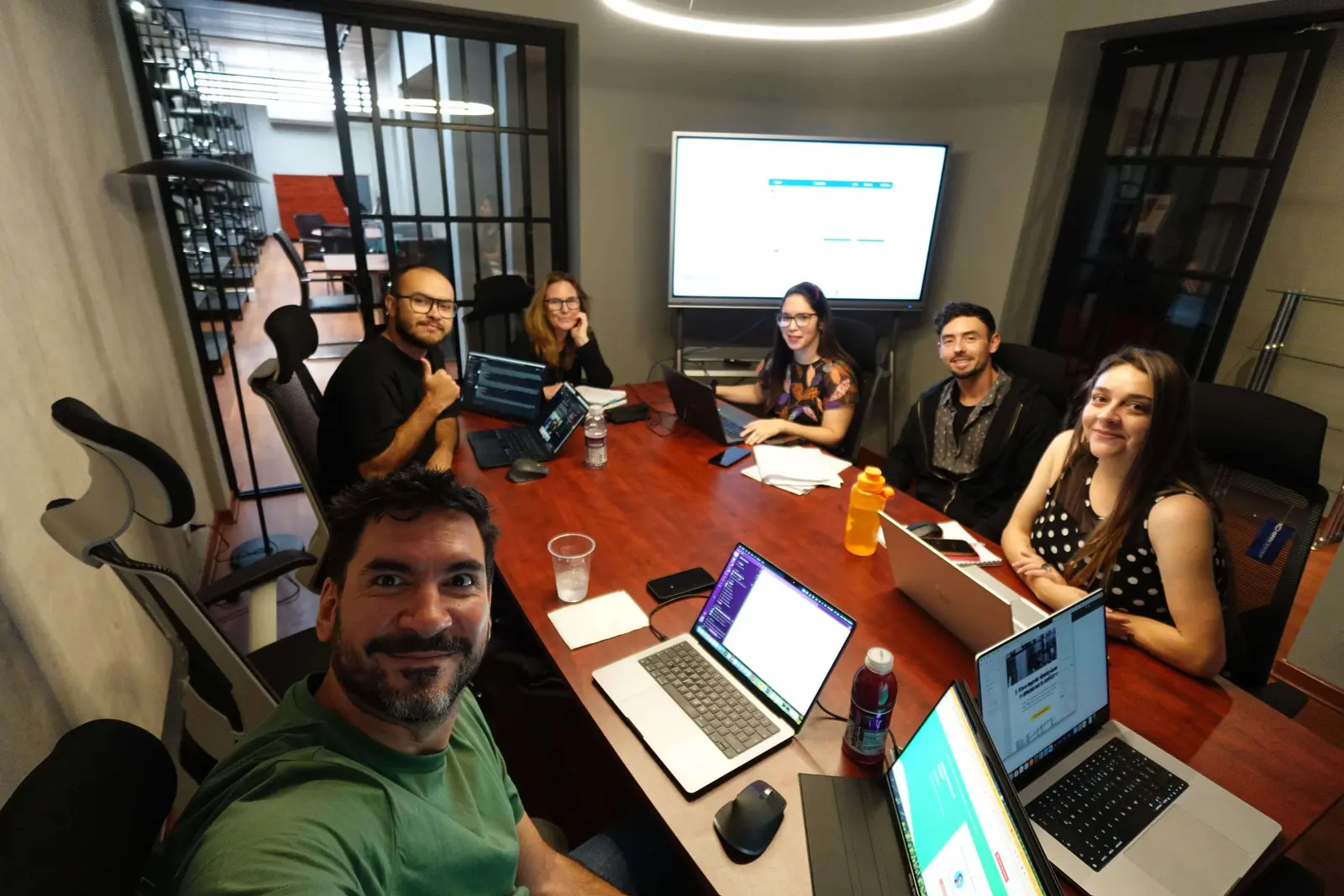 Officenter Chile y Revenue Hub Latam colaboran en la transformación de operaciones comerciales B2B con HubSpot y automatización.