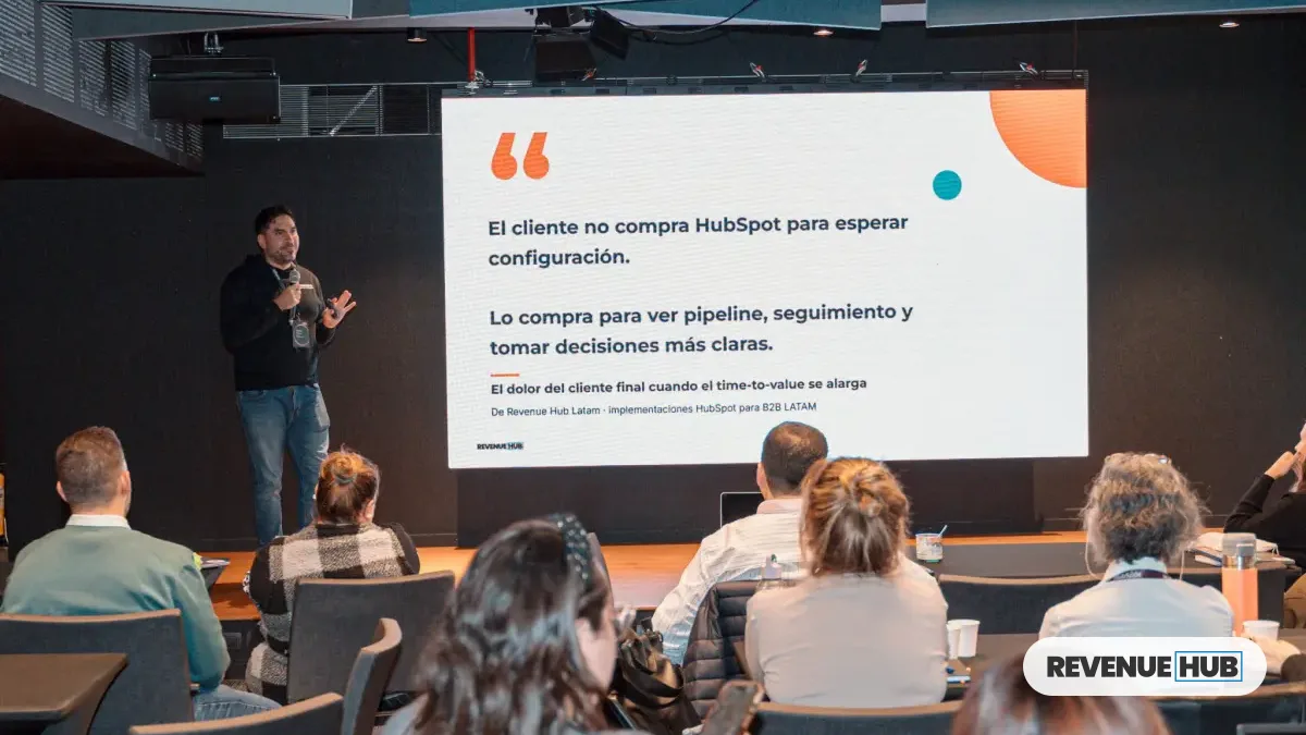 Roberto Guerra presenta PortalSync en el Pitch Contest del HubSpot Partner Summit LATAM 2026, en Bogotá