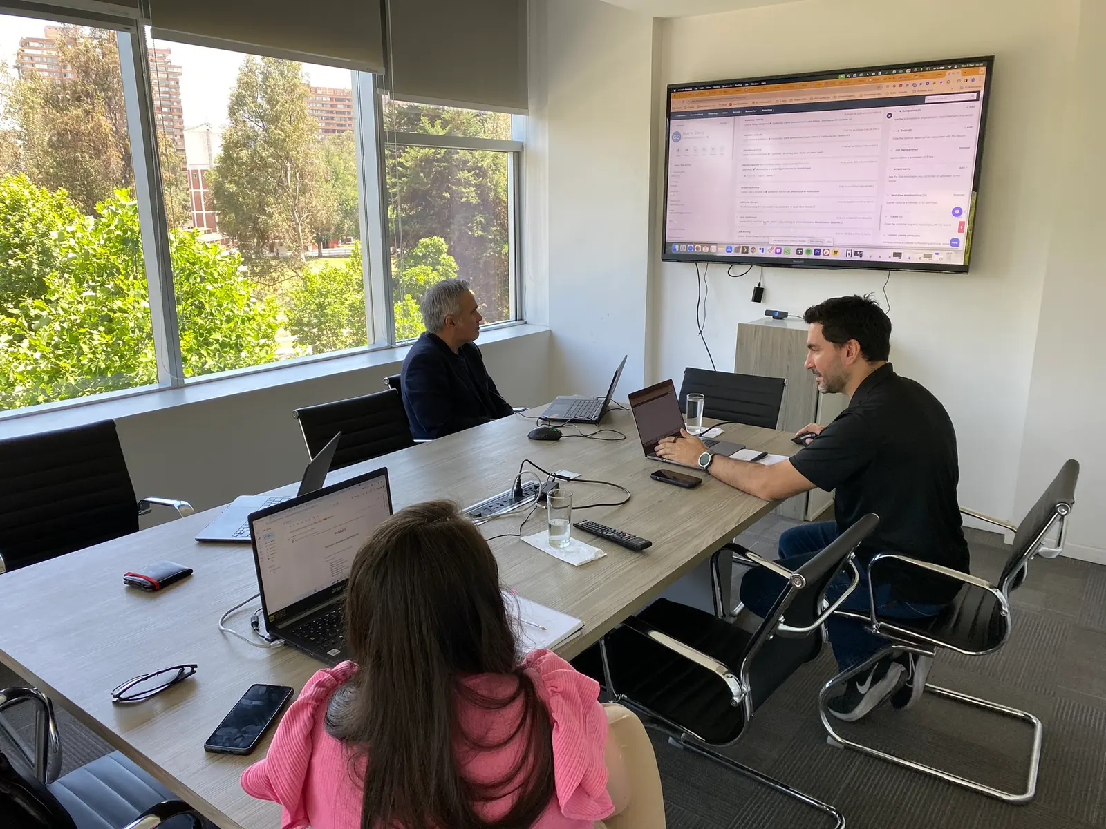 Logo de Revenue Hub Latam y Easytax simbolizando una alianza para potenciar la arquitectura de datos y ventas B2B con HubSpot.